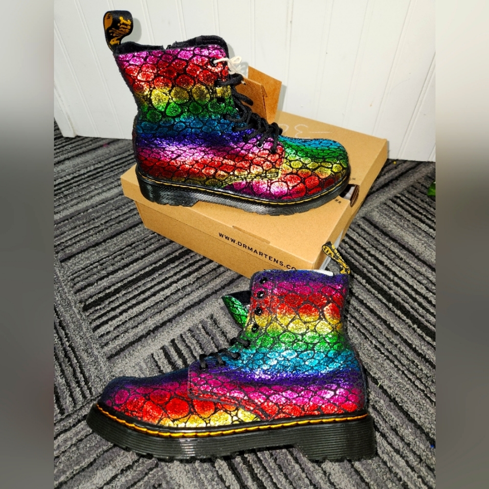 Nee with Tags Dr Martens Boots sz 4 Kids